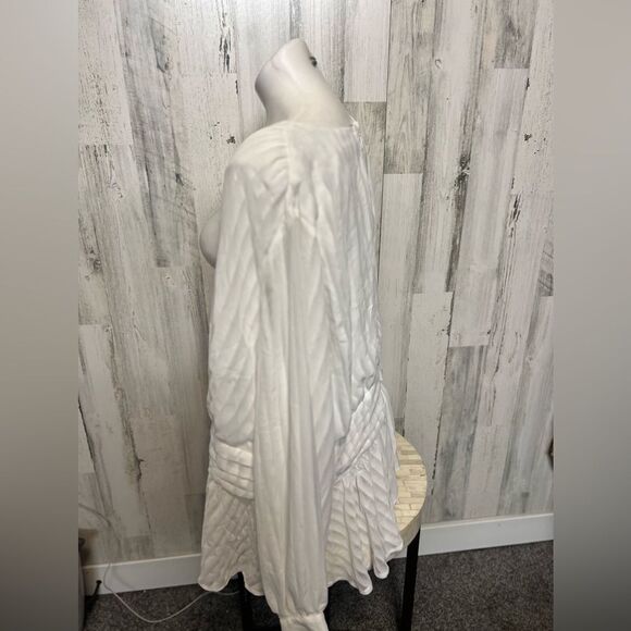 White blouse - Picture 2 of 5